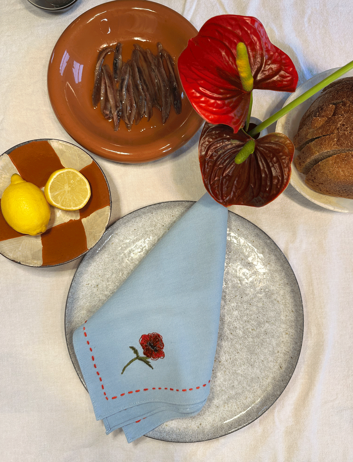 Poppy embroidered blue napkin set