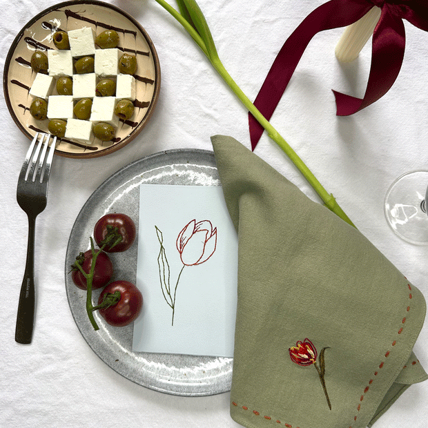 Tulip embroidered napkin set